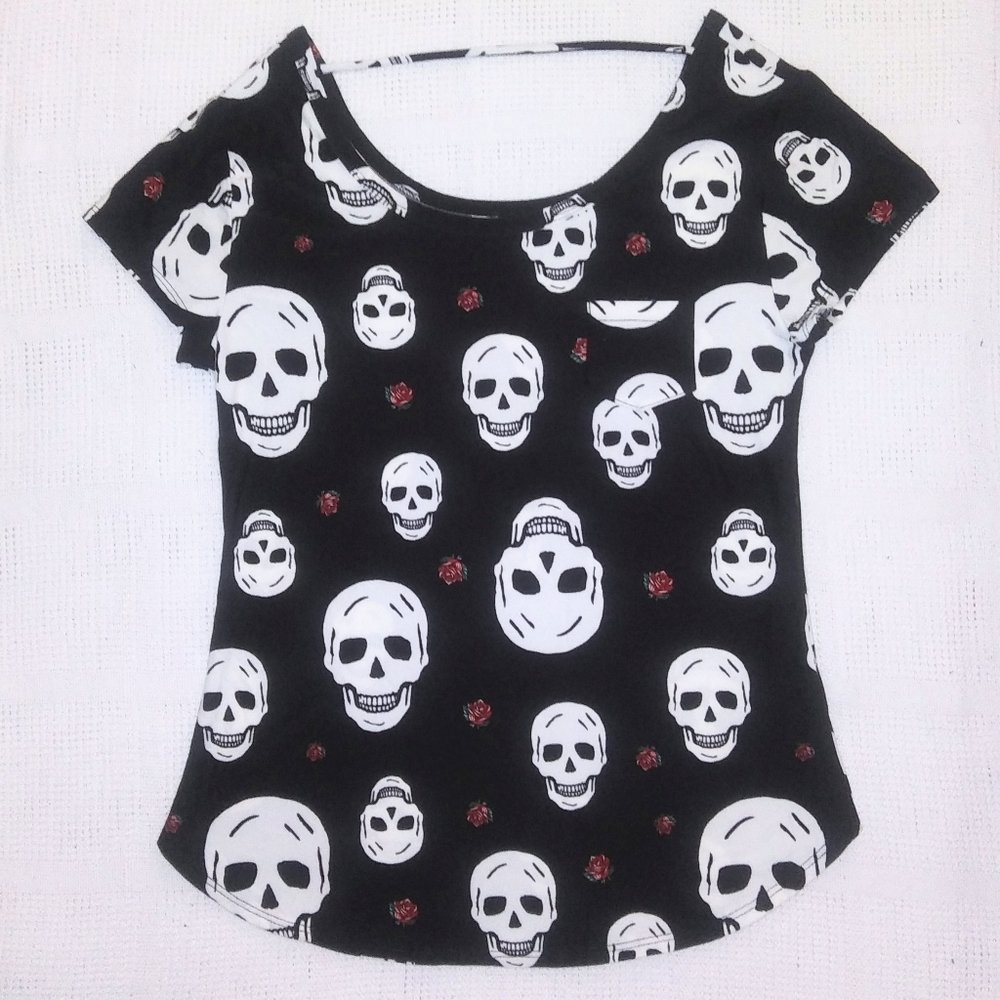 Skull & Rose Shirt Scoop Neck Short Sleeve Large